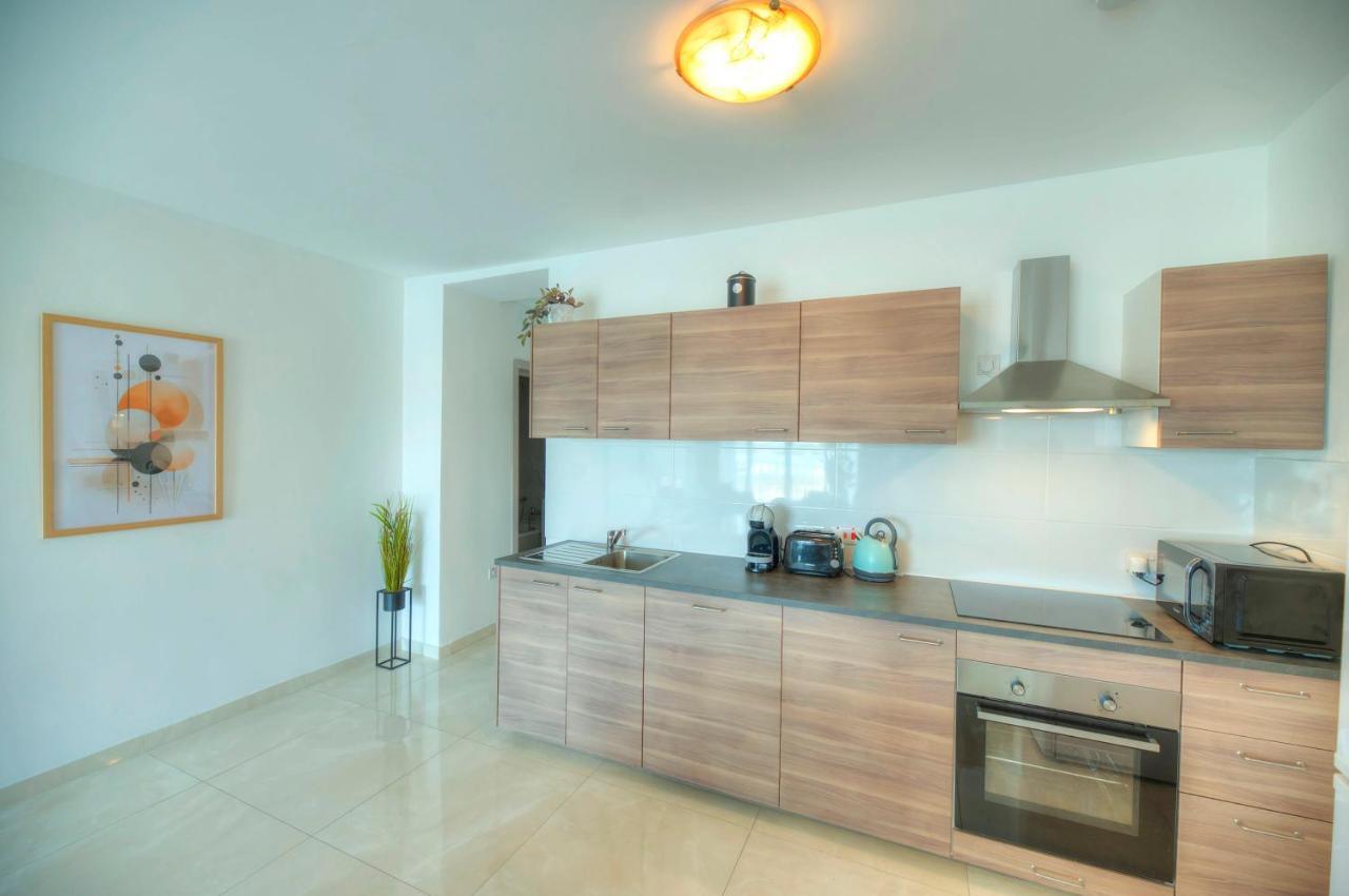 Seafront Beautifully Furnished 2 Bedrooms Gogzr-3 Gzira 外观 照片